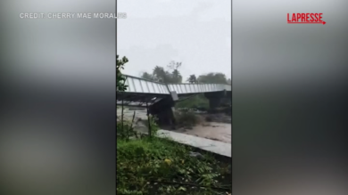 Filippine, il tifone Fung-wong fa fa quasi crollare un ponte ferroviario