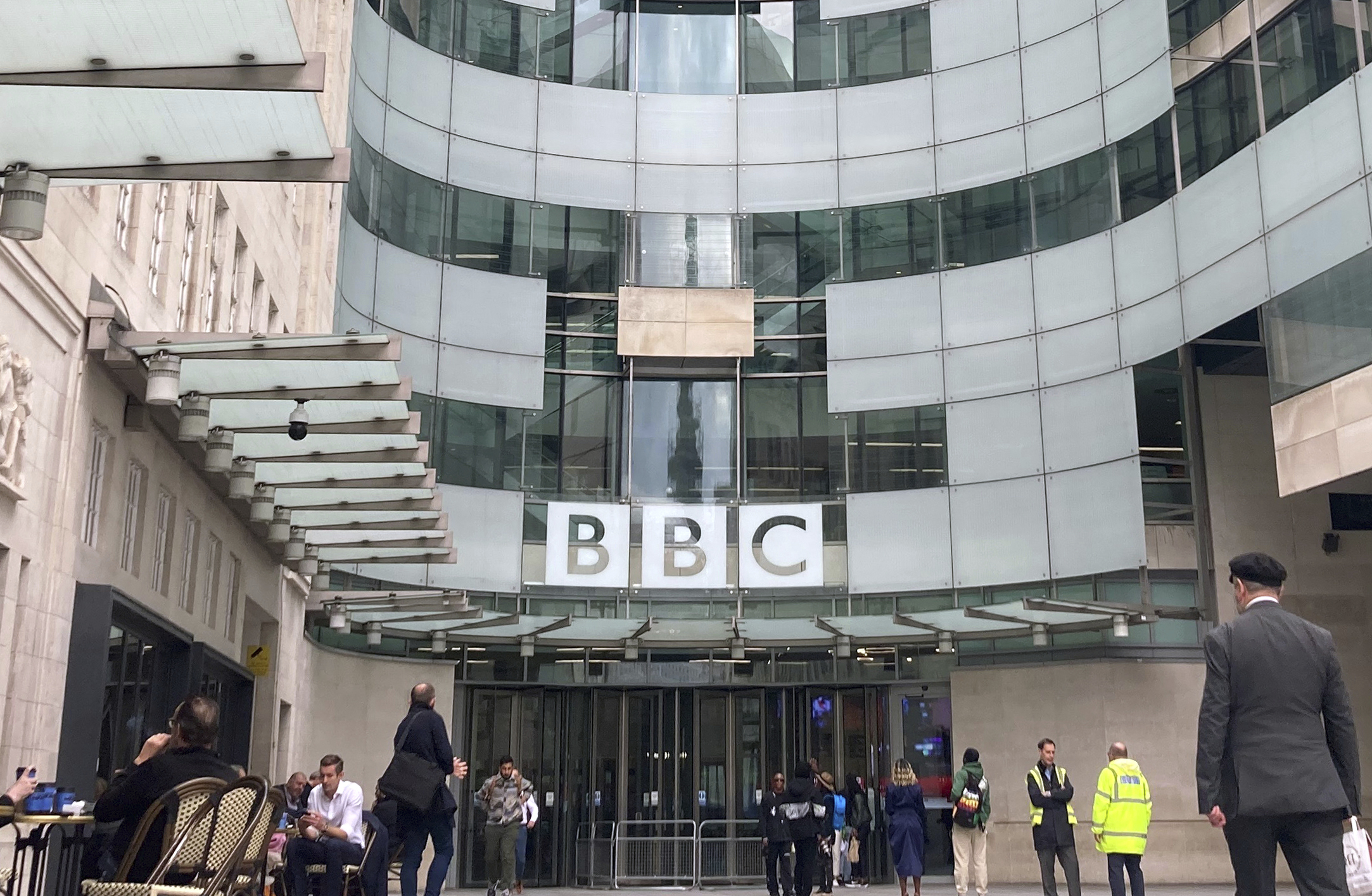 Bbc, i vertici della tv si dimettono: l’accusa di modifica ingannevole di un discorso di Trump