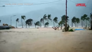 Filippine, il tifone Fung-wong si abbatte sul Paese: le immagini della devastazione