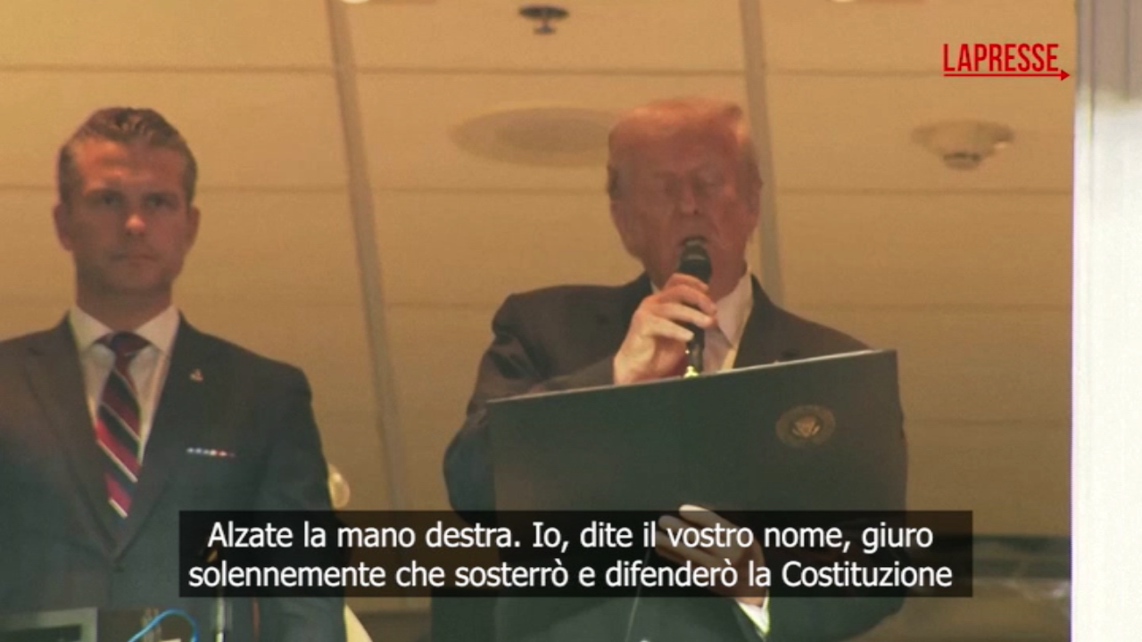 Usa, Donald Trump fischiato allo stadio prima di una partita di Nfl: le immagini