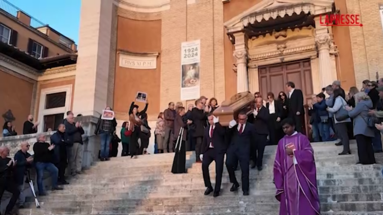 Funerali Peppe Vessicchio, a Roma l’ultimo saluto al maestro: l’applauso all’uscita del feretro