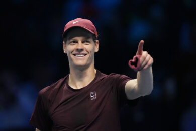 Atp Finals 2025, Sinner batte Zverev 6-4, 6-3 e approda in semifinale: “Partita difficile, ho servito bene”