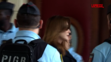 Nicolas Sarkozy, a Parigi l'udienza per la libertà vigilata: l'arrivo di Carla Bruni in tribunale
