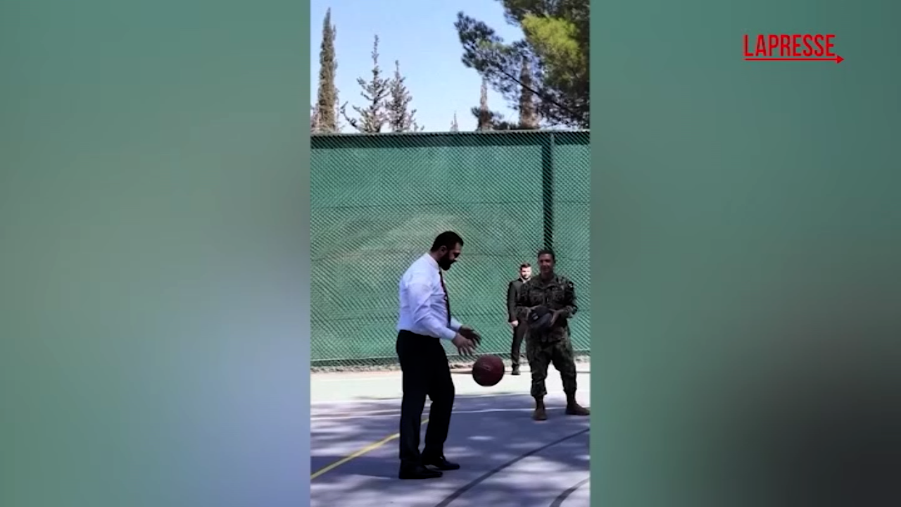 usa il presidente siriano al sharaa gioca a basket a washington