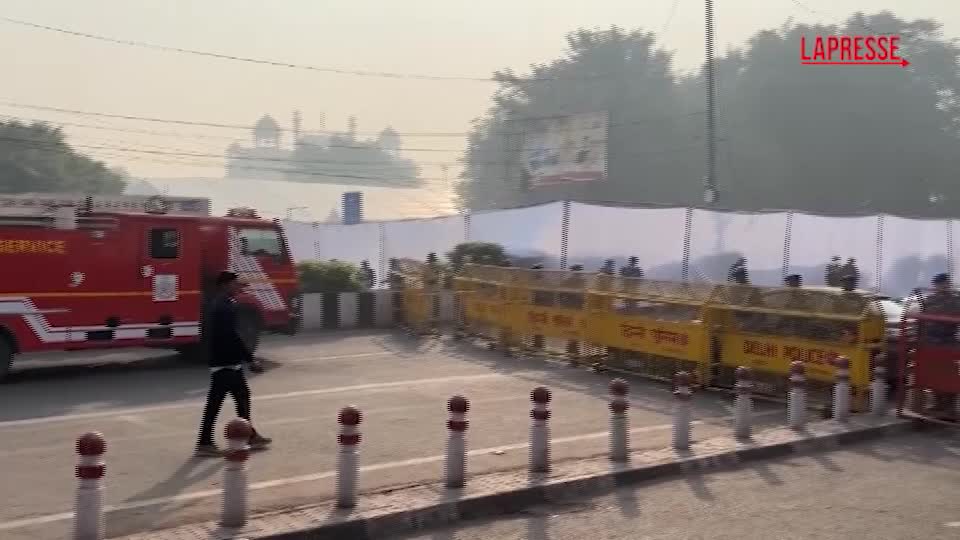 India, auto esplode a Nuova Delhi: i rilievi della polizia vicino allo storico Forte Rosso