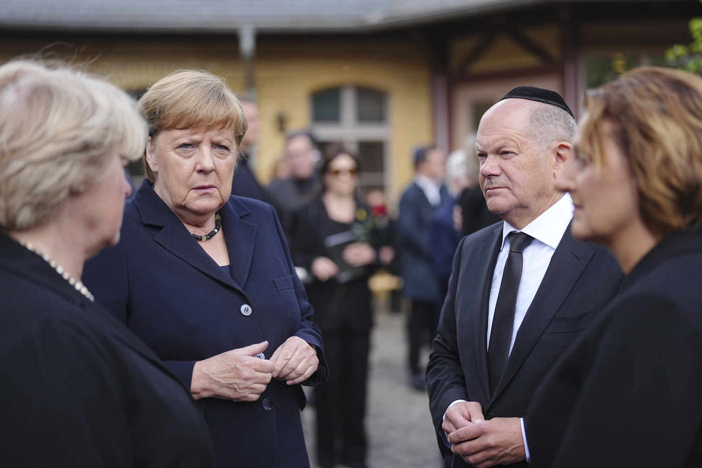 Germania, taglie online per uccidere politici come Scholz e Merkel: arrestato un 49enne Germania, taglie online per uccidere politici come Scholz e Merkel: arrestato un 49enne