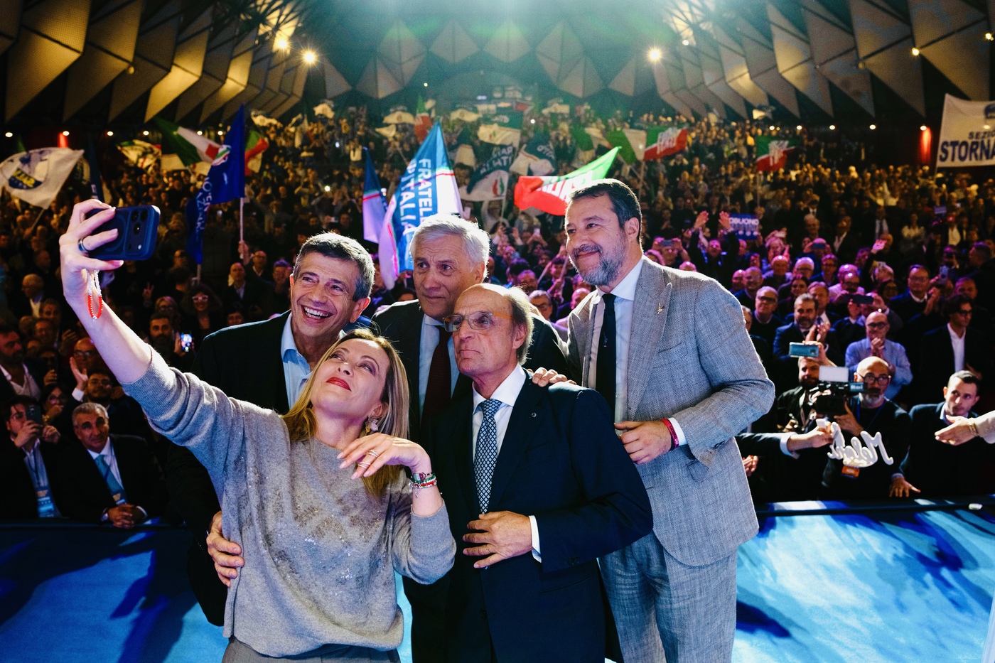 Meloni: “Manovra per ricchi? Ci vuole coraggio a dirlo”. E Salvini attacca i migranti