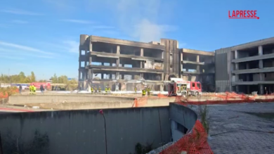 Roma, incendio in edificio abbandonato: i vigili del fuoco al lavoro