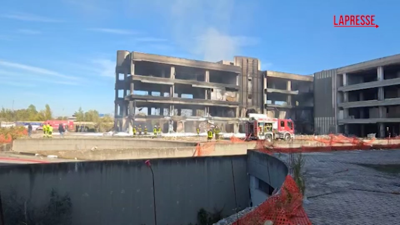 Roma, incendio in edificio abbandonato: i vigili del fuoco al lavoro