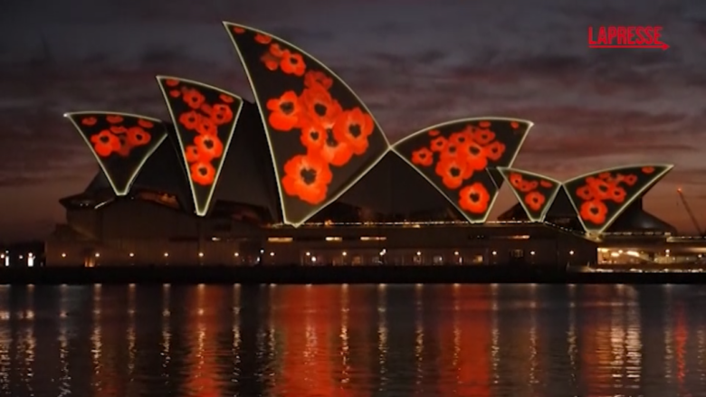 Australia, Remembrance Day: papaveri rossi alla Sydney Opera House