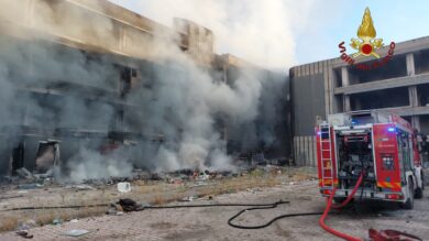 Roma, incendio in edificio abbandonato: un ferito, si è lanciato dalla finestra per sfuggire alle fiamme