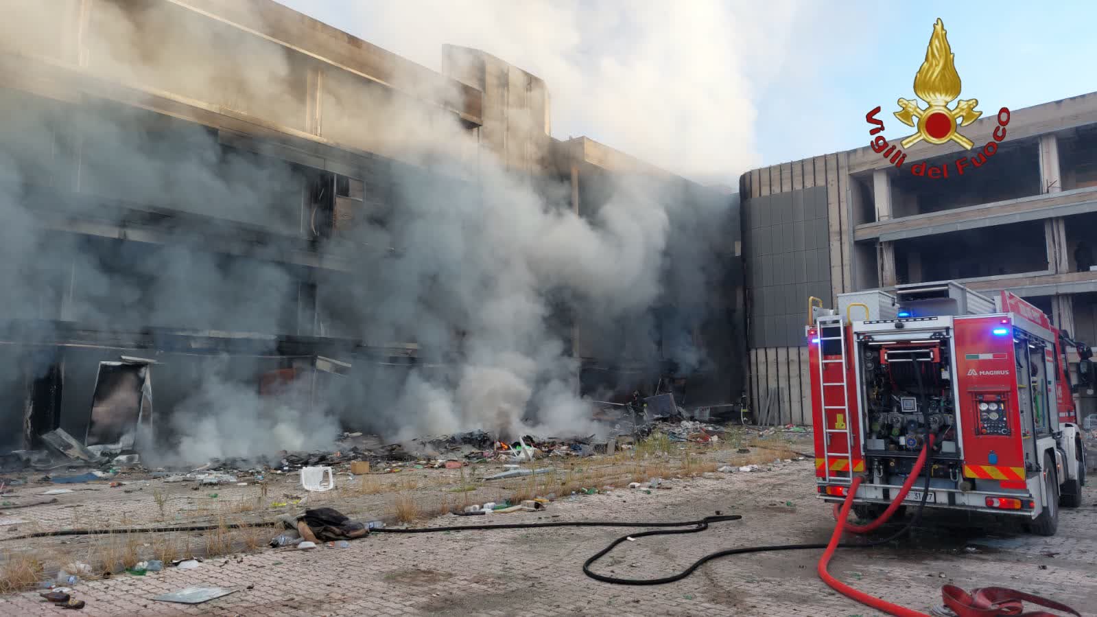 Roma, incendio in edificio abbandonato: all’interno ci sono persone