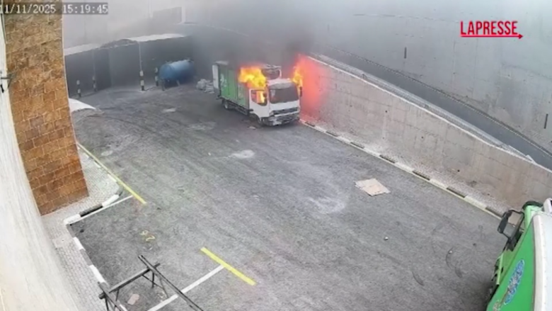 Cisgiordania, coloni mascherati attaccano due villaggi palestinesi: le immagini dell'assalto