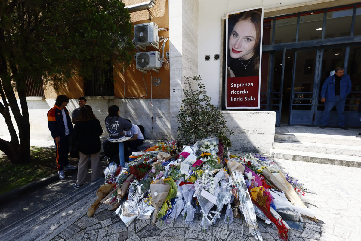 Ilaria Sula, inizia il processo: in aula amici e parenti indossano magliette con il suo volto Ilaria Sula, inizia il processo: in aula amici e parenti indossano magliette con il suo volto