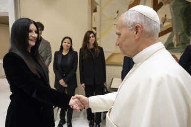 Laura Pausini in Vaticano ricevuta da Leone XIV