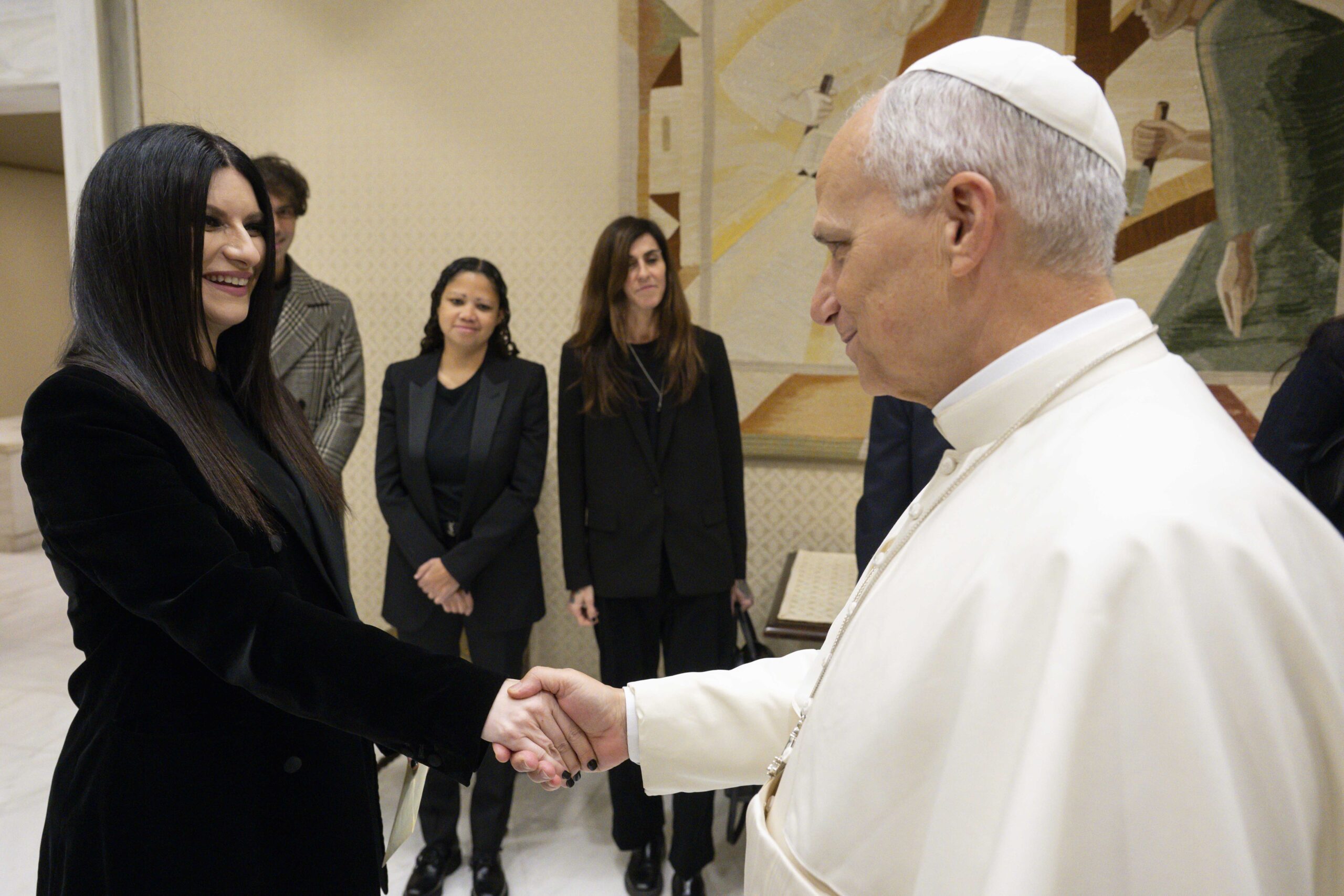 Laura Pausini in Vaticano ricevuta da Leone XIV