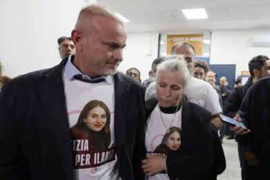 Ilaria Sula, inizia il processo: in aula amici e parenti indossano magliette con il suo volto