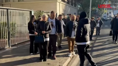 Ilaria Sula, al via il processo: genitori e amici indossano maglia con la foto della ragazza