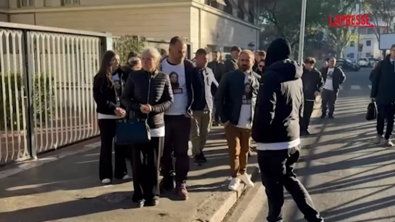 Ilaria Sula, al via il processo: genitori e amici indossano maglia con la foto della ragazza