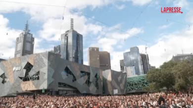 Australia, 374 cornamuse suonano gli AC/DC: è record mondiale