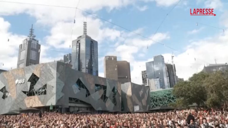 Australia, 374 cornamuse suonano gli AC/DC: è record mondiale