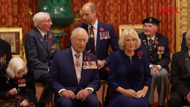 Regno Unito, ricevimento al Castello di Windsor: Re Carlo abbraccia veterano di 105 anni