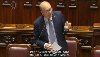 Valditara attacca le opposizioni: “Usate femminicidi contro il ddl, vergogna”. In aula è bagarre