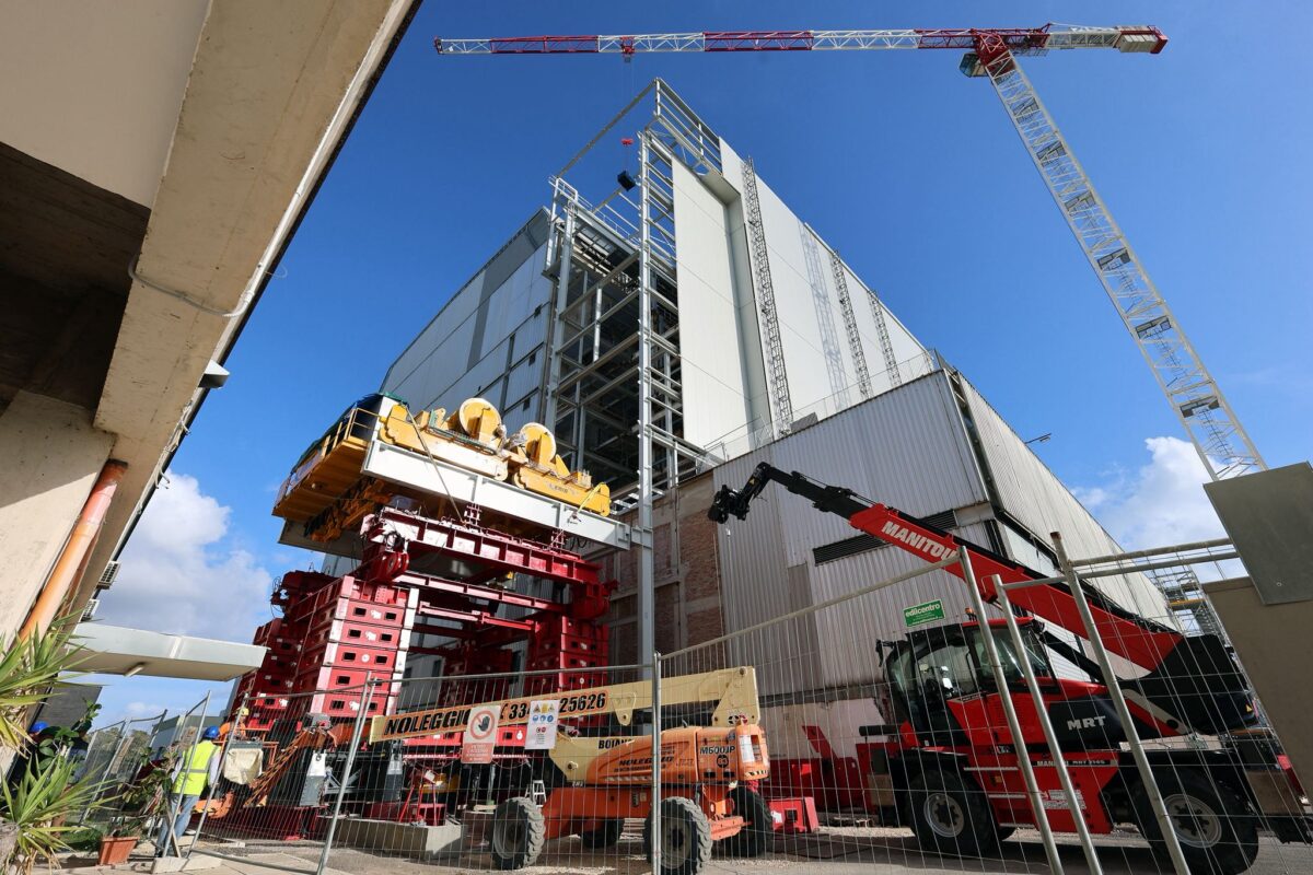 Sogin, installata nella centrale di Latina la gru necessaria per smantellare i boilers