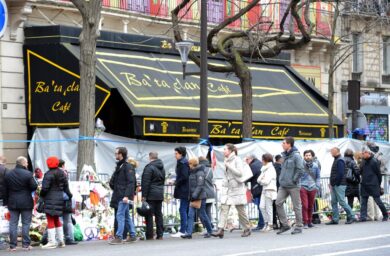Bataclan nella memoria collettiva, le altre vittime degli attentati di Parigi si sentono dimenticate