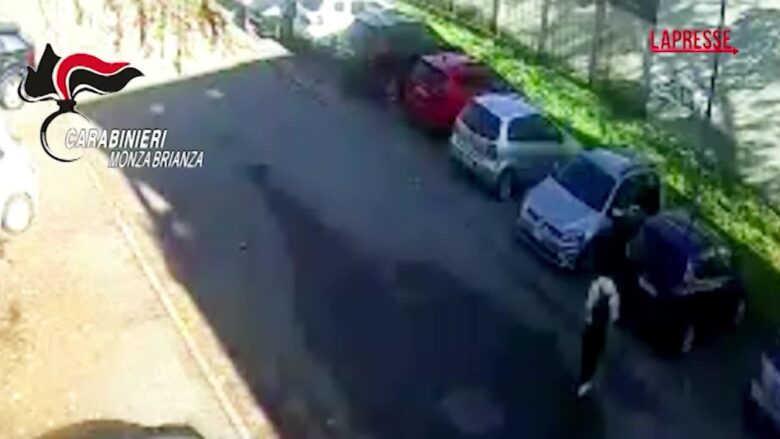 Seregno, getta benzina sul volto della ex e cerca di darle fuoco: la donna si chiude in auto