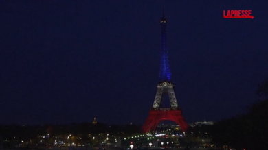 Attentati Parigi, la Torre Eiffel s'illumina con i colori della Francia in omaggio alle vittime