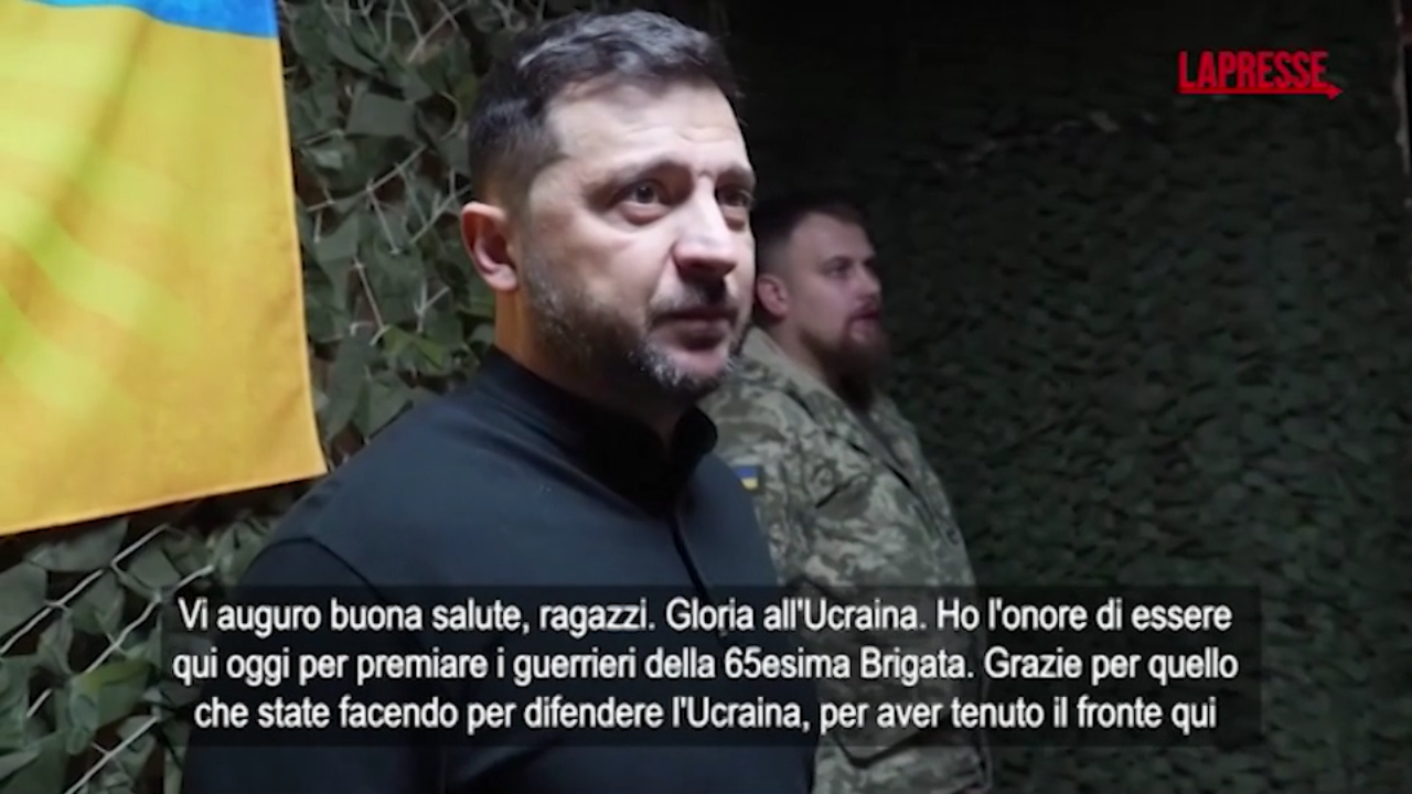 Ucraina, Zelensky visita i soldati al fronte a Zaporizhzhia: "Grazie per quello che fate"