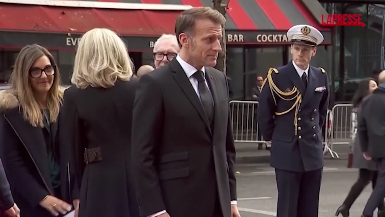 Attentati Parigi 2015, Macron alla commemorazione allo Stade De France Attentati Parigi 2015, Macron alla commemorazione allo Stade De France