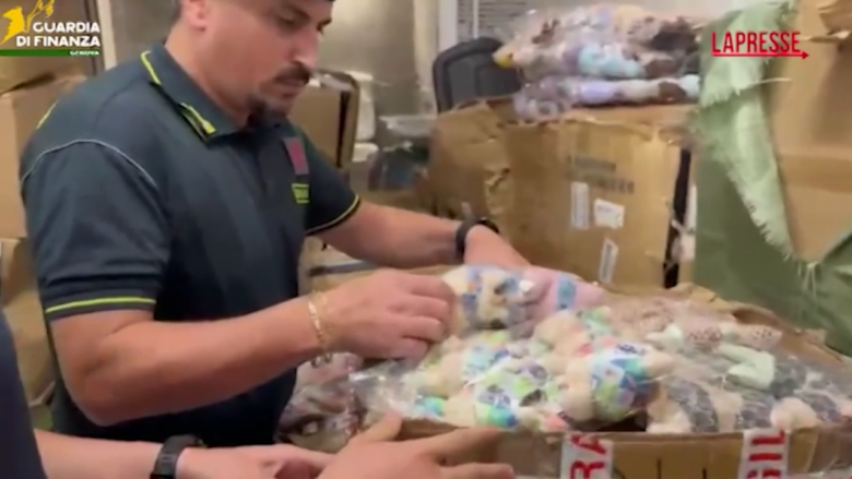Genova: sequestri di Labubu, accessori Apple e di brand di moda falsi