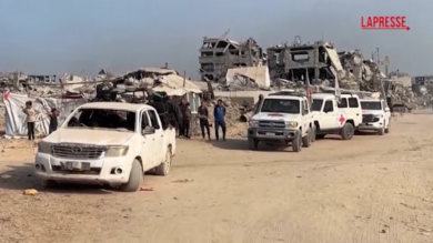 Gaza, militanti di Hamas cercano corpi di ostaggi israeliani