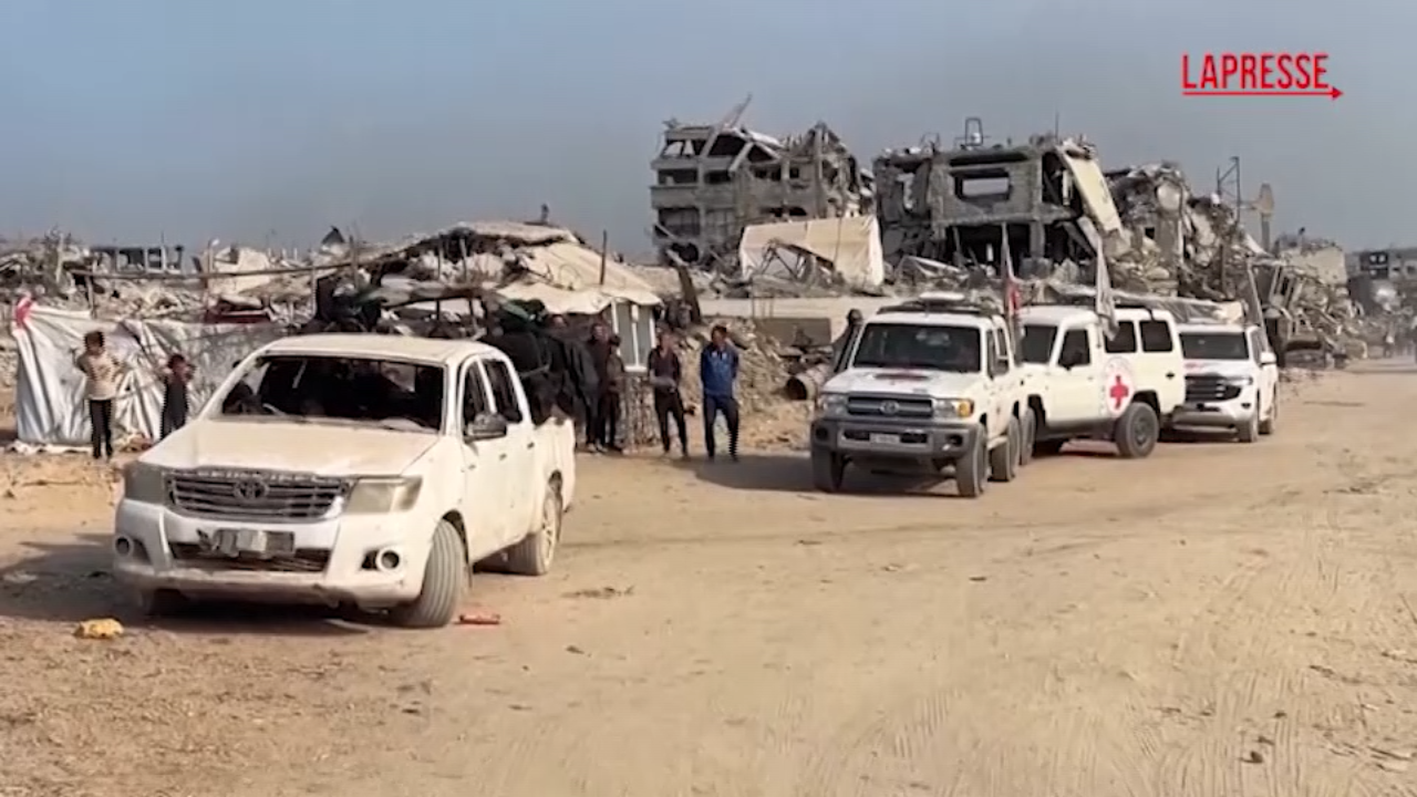 gaza militanti di hamas cercano corpi di ostaggi israeliani