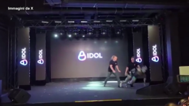 Russia, la presentazione del robot Aidol è imbarazzante: l’umanoide cade