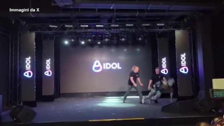 Russia, la presentazione del robot Aidol è imbarazzante: l’umanoide cade