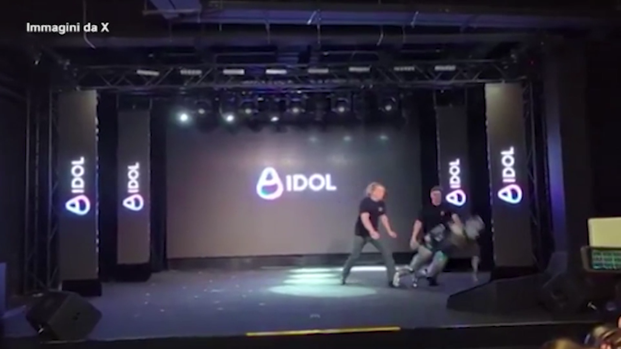 Russia, la presentazione del robot Aidol è imbarazzante: l’umanoide cade Russia, la presentazione del robot Aidol è imbarazzante: l’umanoide cade