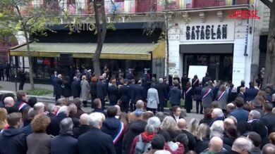 Attentati Parigi 2015, Macron e Hidalgo al Bataclan: le immagini della commemorazione