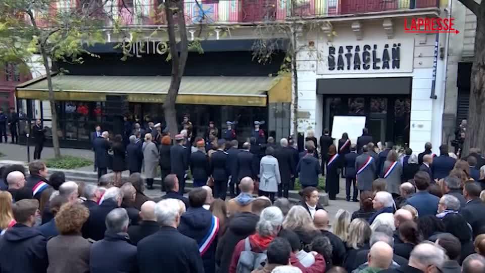 Attentati Parigi 2015, Macron e Hidalgo al Bataclan: le immagini della commemorazione