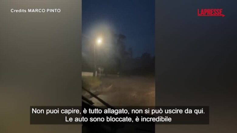 Portogallo, un automobilista filma la tempesta Claudia: "E' un cimitero di auto, incredibile"