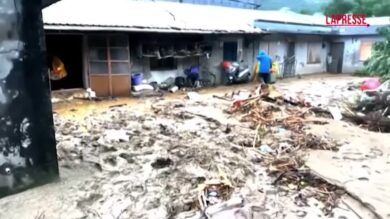 Taiwan, i residenti al lavoro per rimuovere i detriti dopo le alluvioni