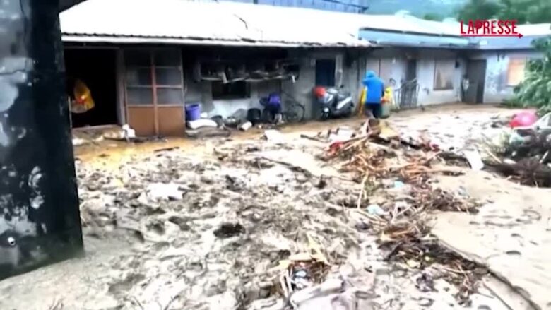 Taiwan, i residenti al lavoro per rimuovere i detriti dopo le alluvioni