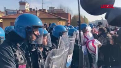 'No Meloni Day', scontri studenti-polizia al corteo a Bologna