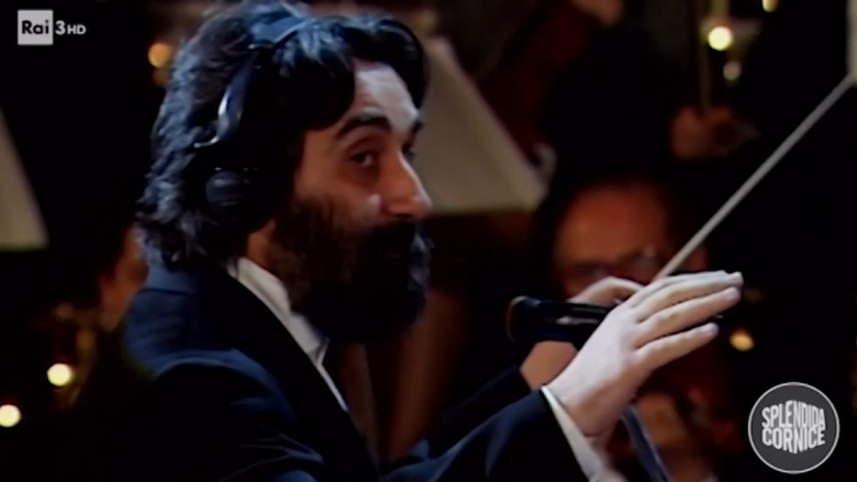 'Splendida Cornice': Elio omaggia il maestro Peppe Vessicchio