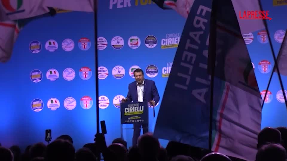 Regionali Campania, Salvini: "A Fico affiderei solo chiavi della barca" Regionali Campania, Salvini: "A Fico affiderei solo chiavi della barca"