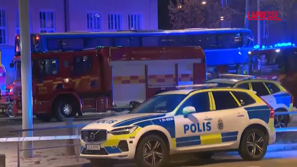 Svezia, a Stoccolma bus si schianta contro pensilina: l