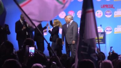 Regionali Campania, Meloni e Tajani cantano sul palco "Chi non salta comunista è''