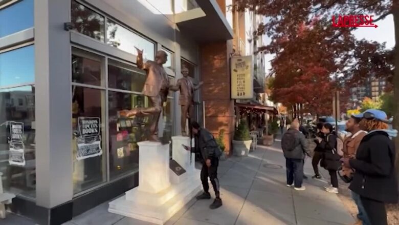 Usa, statua di Trump ed Epstein riappare a Washington